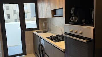 Oven, stovetop, coffee/tea maker, cookware/dishes/utensils