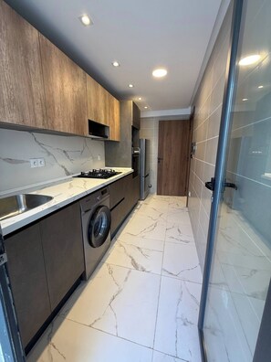 Oven, stovetop, coffee/tea maker, cookware/dishes/utensils - Charming 2-Room Apartment in Heart of Rabat (Rabat)