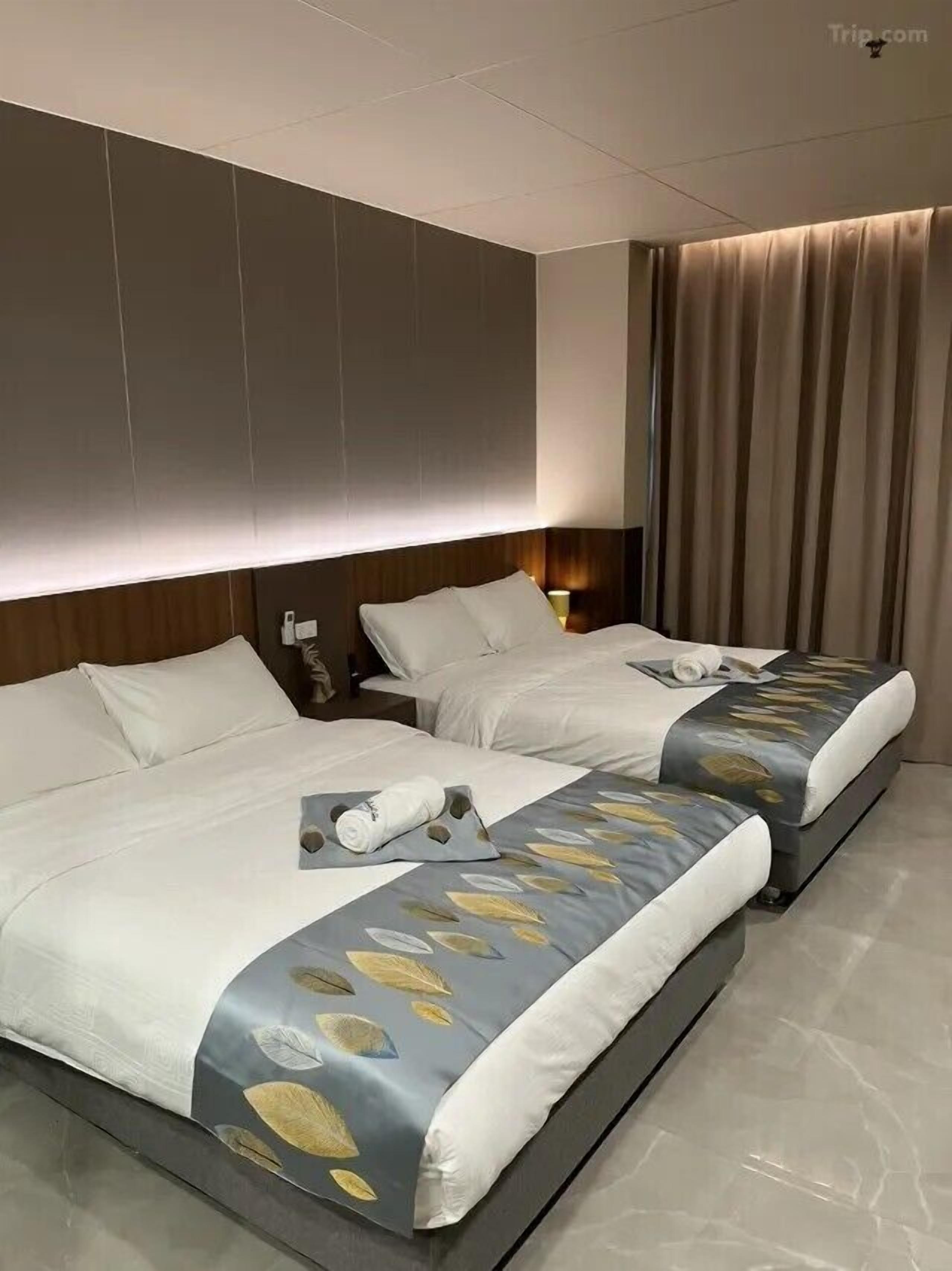 Desk, laptop workspace, WiFi (free), bed sheets