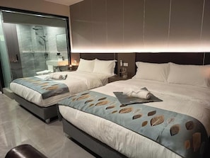 Escritorio, espacio para trabajar con laptop y wifi gratis