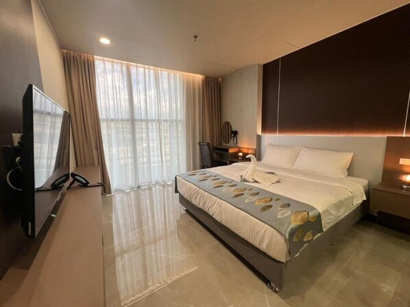 Desk, laptop workspace, free WiFi, bed sheets - Skyport Hotel (Parañaque)