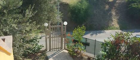 المنطقة المحيطة بالمنشأة