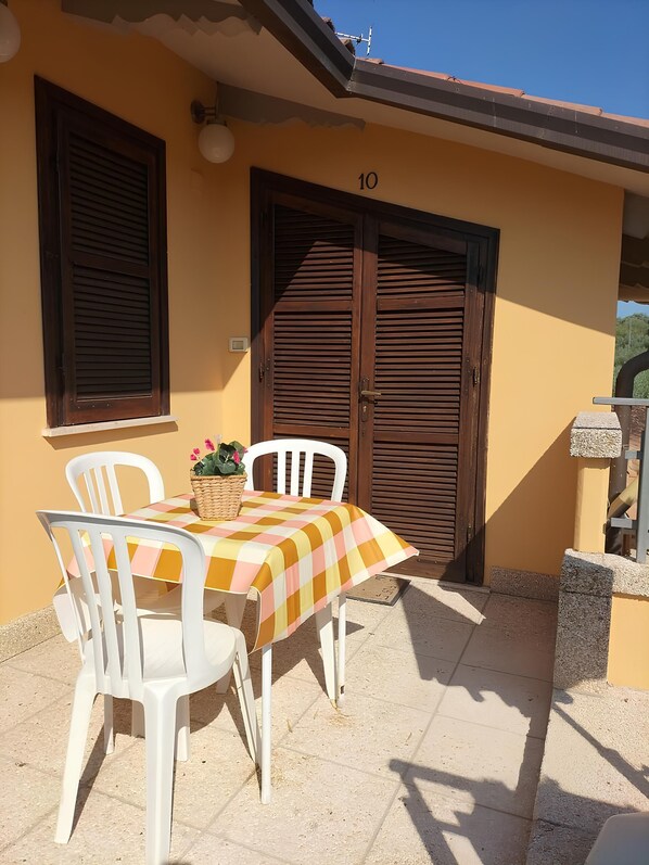 Outdoor dining - Two-room apartment on Lake Trasimeno (Magione)