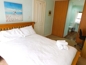 2 bedrooms, desk, iron/ironing board, WiFi