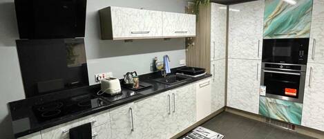 Réfrigérateur, micro-ondes, four, plaque de cuisson