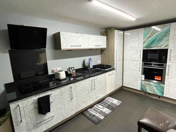 Fridge, microwave, oven, stovetop - Cosy 2 Bed Apartment in Crossford, near Lanark (Crossford)