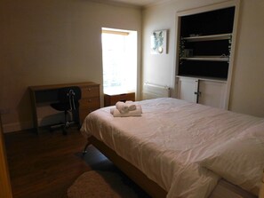 2 habitaciones, escritorio, tabla de planchar con plancha y wifi 