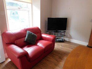 TV, offices - Cosy 2 Bed Apartment in Crossford, near Lanark (Crossford)