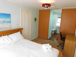 2 bedrooms, desk, iron/ironing board, WiFi