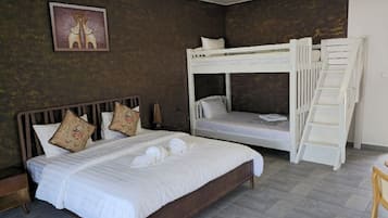 Schreibtisch, laptopgeeigneter Arbeitsplatz, kostenloses WLAN