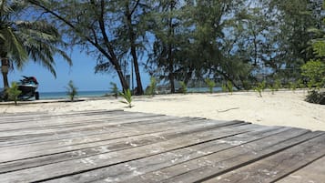 En la playa, arena blanca, bar en la playa