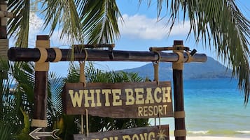 Am Strand, weißer Sandstrand, Strandbar