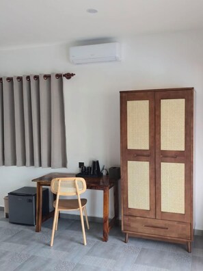 Desk, laptop workspace, free WiFi, bed sheets