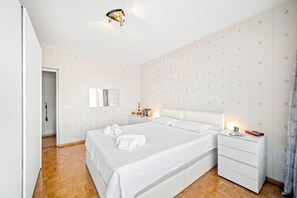 Iron/ironing board, WiFi, bed sheets