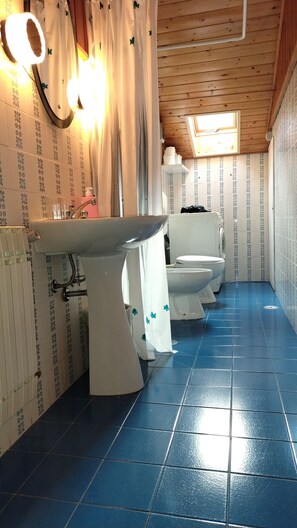 Doccia, asciugacapelli, bidet, asciugamani
