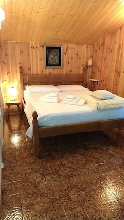 4 bedrooms, iron/ironing board, bed sheets. The house of dreams