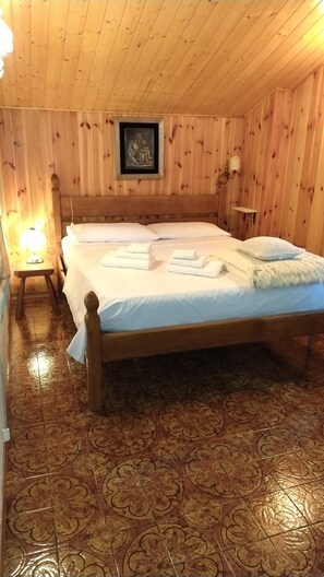 4 habitaciones, tabla de planchar con plancha y ropa de cama
