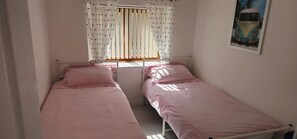 2 chambres, fer et planche à repasser, Wi-Fi gratuit, draps fournis