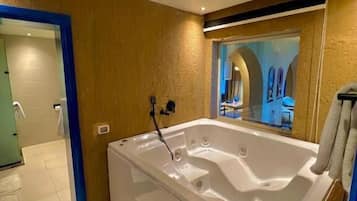 Gratis toiletartikelen, een haardroger, pantoffels, handdoeken