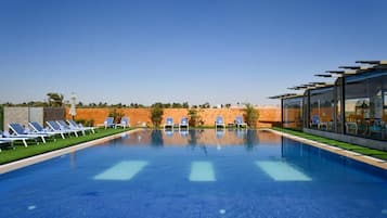 Kolam renang terbuka bermusim