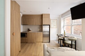Deluxe Apartment | Living area | Flat-screen TV - UKO Potts Point (Potts Point)