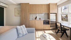 Una cocina moderna con armarios de madera, horno empotrado y refrigerador.