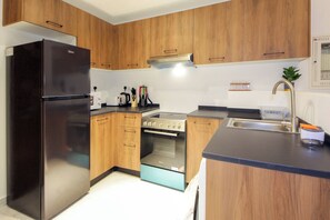 Refrigerador con freezer, microondas, horno, placa de cocina