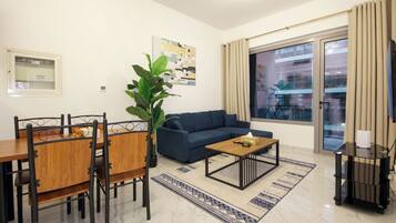 Apartamento, vista para a cidade | Área de estar | TV de tela plana