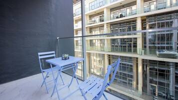 Apartamento, vista para a cidade | Sacada