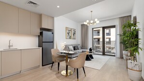 Un apartamento moderno con cocina, comedor y sala de estar.