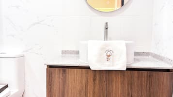 Deluxe-herbergi - reyklaust | Baðherbergi | Sturta, hárblásari, handklæði, sápa