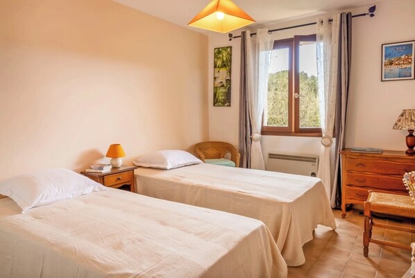 2 bedrooms, iron/ironing board, WiFi, bed sheets