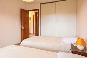 2 chambres, fer et planche à repasser, lit parapluie, Wi-Fi gratuit