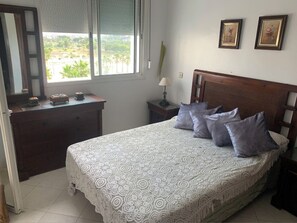 3 habitaciones, tabla de planchar con plancha y ropa de cama