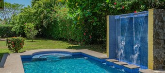 5 min drive to beach-paved roads-6 bedroom-sleep 12-fast WiFi-pool