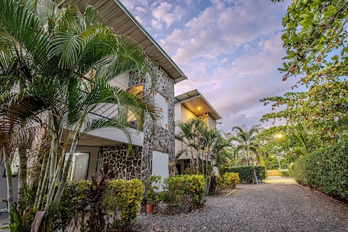 Sleep 6-3 bedrooms-1.5 bathrooms-private pool-5 min drive to beach-paved road-easy access
