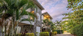 Sleep 6-3 bedrooms-1.5 bathrooms-private pool-5 min drive to beach-paved road-easy access