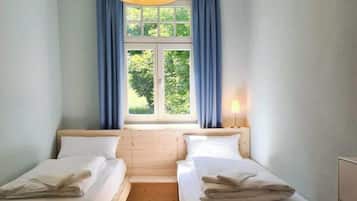Habitación básica con 2 camas individuales, vista al jardín | Wifi gratis