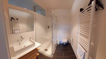 Comfort-Doppel- oder -Zweibettzimmer, Gartenblick | Badezimmer | Dusche, Handtücher, Toilettenpapier