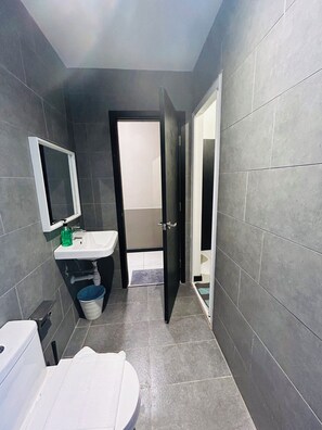 Douche, séchoir à cheveux, bidet, serviettes fournies