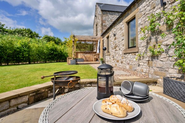Outdoor dining - Westhills Cottage (Matlock)