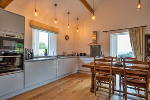 Fridge, microwave, oven, dishwasher - Westhills Cottage (Matlock)