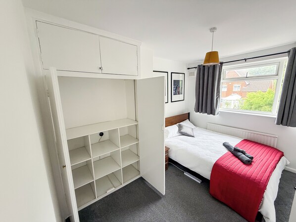 4 bedrooms, iron/ironing board, WiFi, bed sheets