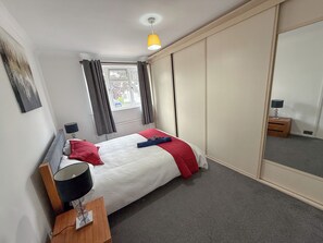 4 bedrooms, iron/ironing board, WiFi, bed sheets