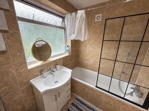 Douche, sèche-cheveux, serviettes fournies, savon