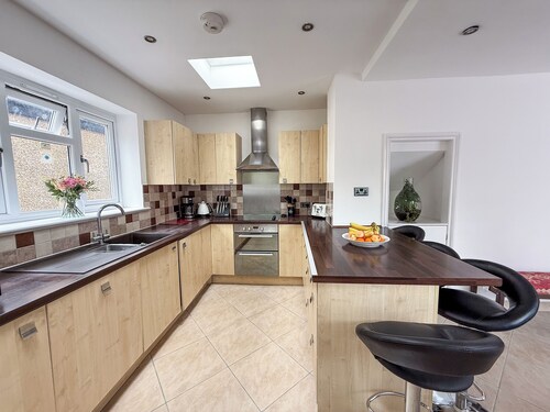 4Bed Contractor Ready & Family Retreat -Private Parking plus Garden
