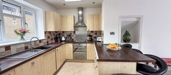 4Bed Contractor Ready & Family Retreat -Private Parking plus Garden