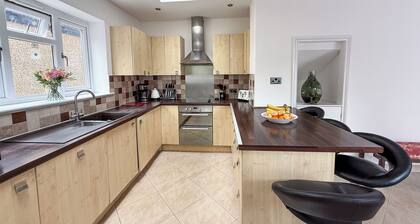 4Bed Contractor Ready & Family Retreat -Private Parking plus Garden