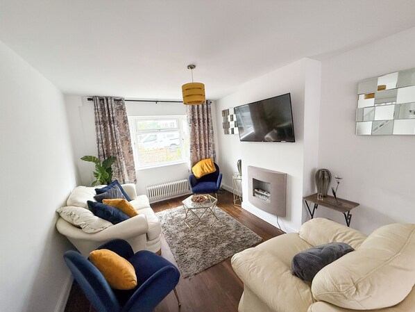 TV, fireplace