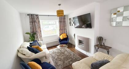 4Bed Contractor Ready & Family Retreat -Private Parking plus Garden